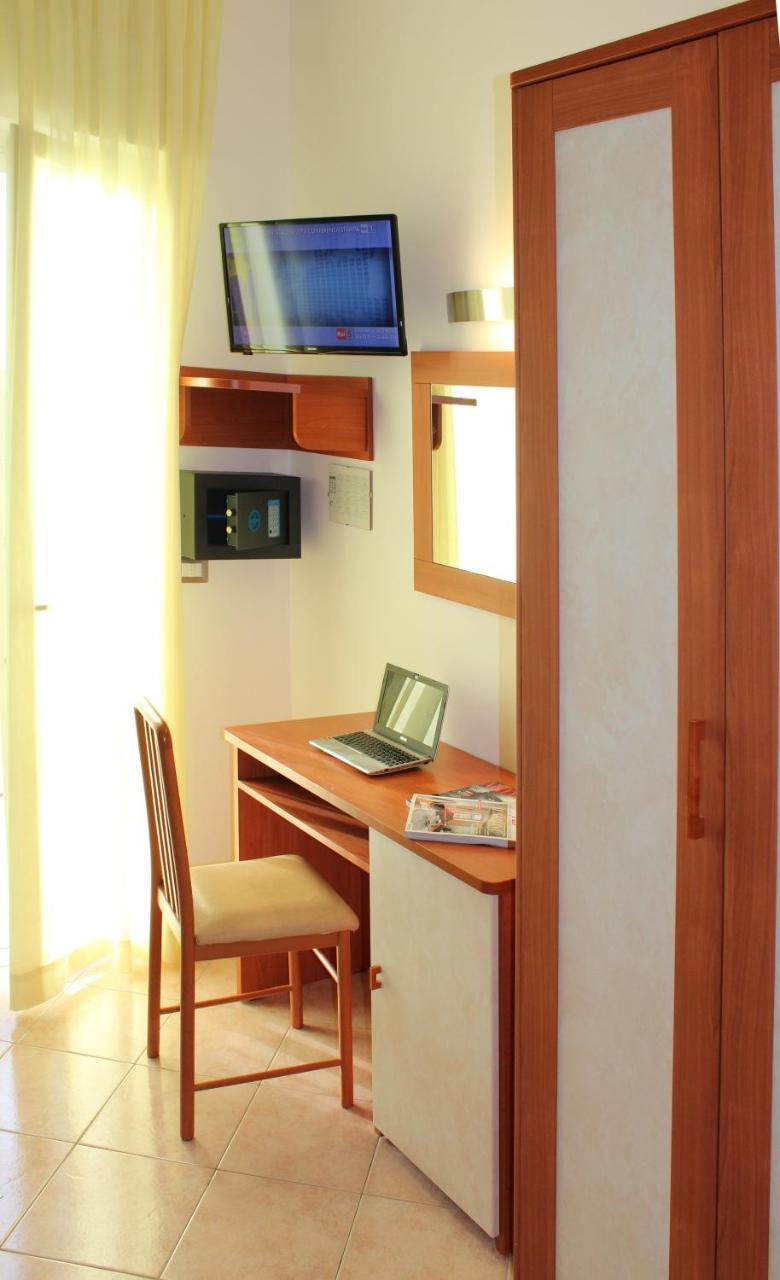 Hotel Ivana Мисано Адриатико Екстериор снимка